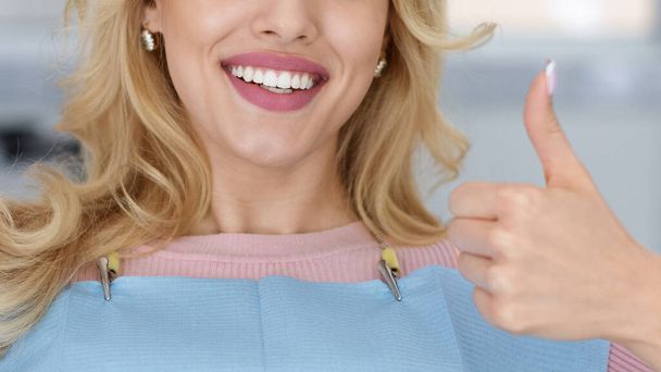 Cropped of lady showing beautiful smile and thumb up - Zdjęcie, obraz