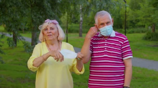 La quarantaine Coronavirus est terminée, les grands-parents aînés de la vieille famille enlèvent les masques médicaux, célèbrent - Séquence, vidéo