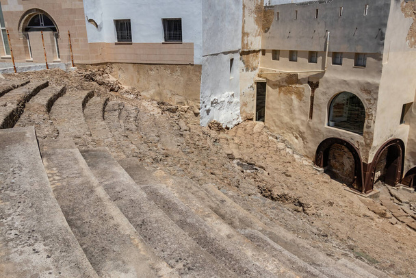 O Teatro Romano de Cádiz. Foi descoberto em 1980 durante escavações. É o segundo maior teatro da Hispânia romana, superado apenas por Crdoba por alguns metros - Foto, Imagem
