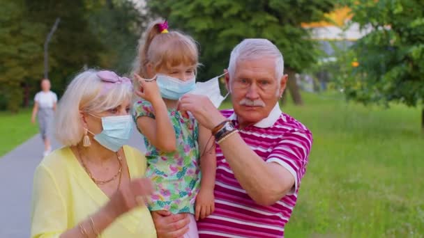 Карантин закончился, старшие бабушка и дедушка с внуком сняли медицинские маски - Кадры, видео