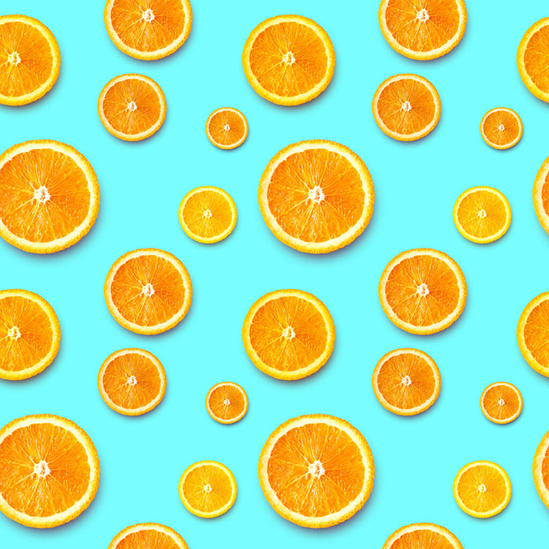 Fatias de laranja maduras em um fundo brilhante. Fundo sem costura. - Foto, Imagem