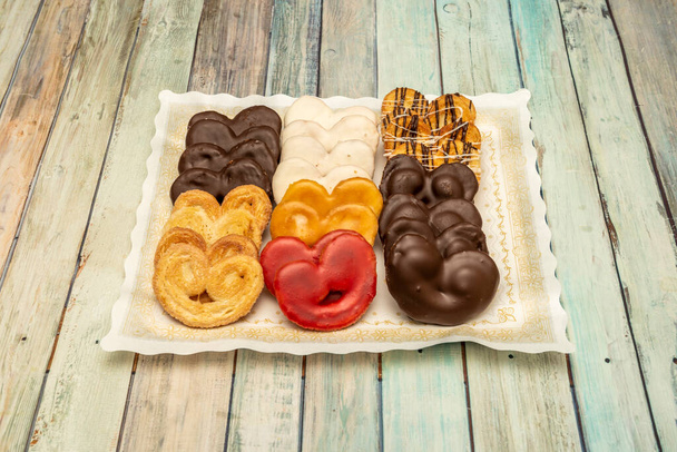 Bandeja de mini palmeiras de chocolate de vários sabores em mesa de madeira - Foto, Imagem