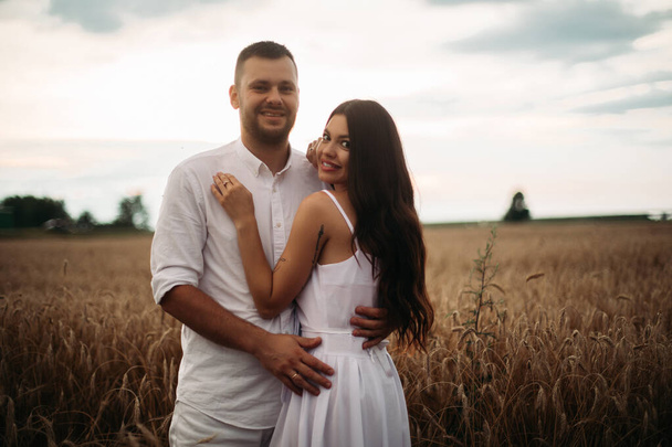 Loving couple in the field. - Photo, Image