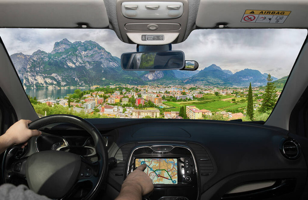 GPSナビゲーションシステムのタッチスクリーンを使用している間に車を運転するリヴァ・デル・ガルダ,北湖,トレント,イタリア - 写真・画像