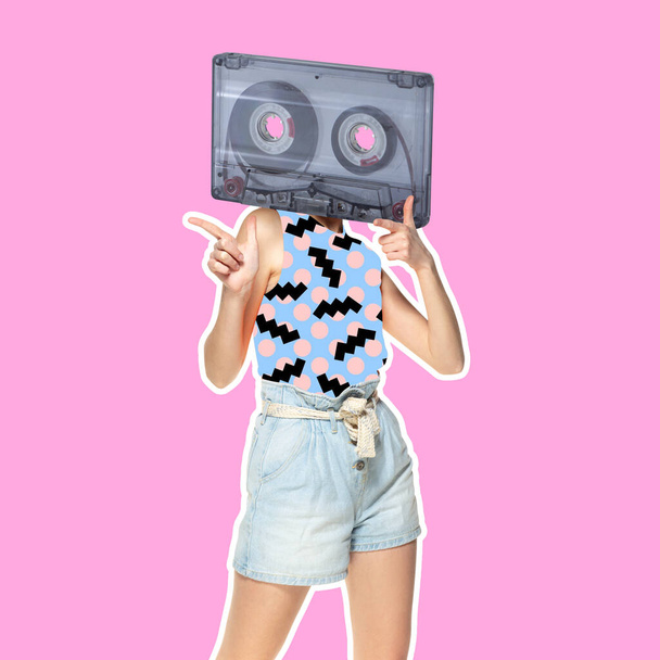 Коллаж современного искусства. Стиль журнала. Композиция с молодой девушкой во главе ретро кассеты на розовом фоне. - Фото, изображение