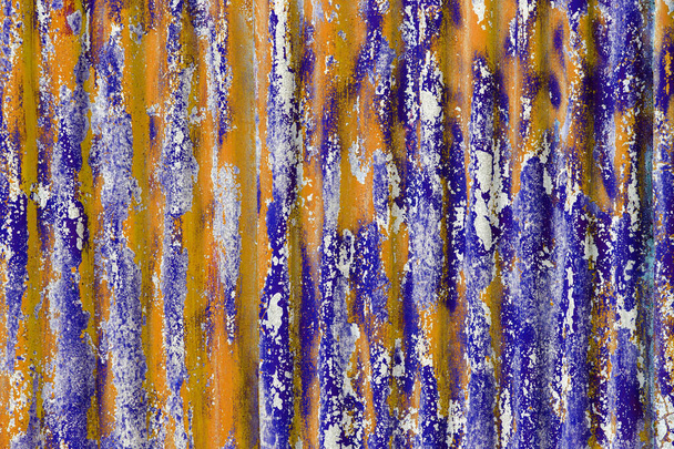 πολύχρωμα motley αποφλοιωμένες από πορτοκαλί και μπλε στρώματα χρώμα σε κυματοειδές ψευδάργυρο επικάλυψη υφή φύλλο χάλυβα - Φωτογραφία, εικόνα