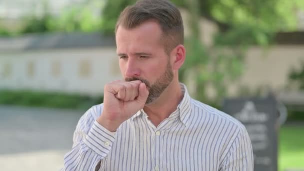 咳をしている中年男性の屋外肖像画  - 映像、動画