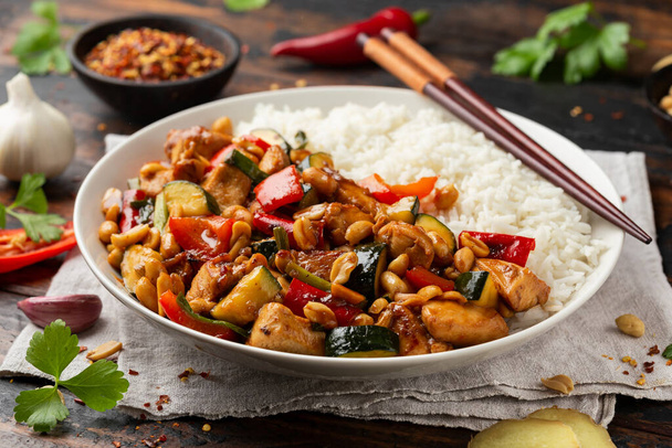 Kung Pao csirke paprikával, cukkinivel és rizzsel. Ázsiai elviszi az ételt - Fotó, kép