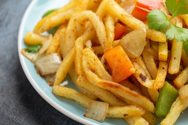 Kínai sós-borsos chips. Sült krumpli. Ázsiai elviszi az ételt - Fotó, kép