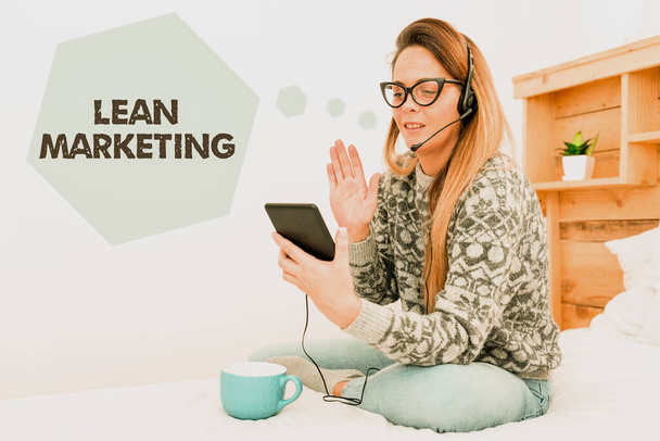 Text showing inspiration Lean Marketing. Concept meaning in charge of testing retailing strategy and spot which works expertly Entrepreneur Checking And Reading Emails, Student Sending Messages Online - Foto, imagen