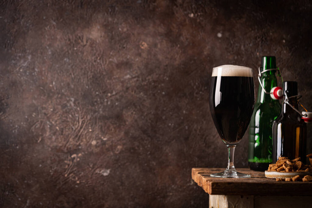 Vaso de cerveza oscura - Foto, imagen
