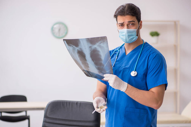 Jeune médecin radiologue travaillant à la clinique pendant la pande - Photo, image
