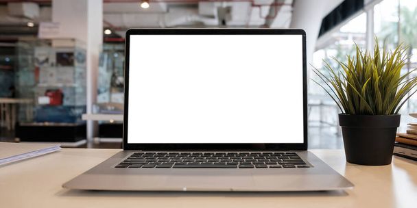 Üres képernyő Laptop számítógép és poszter munkaterület háttér modern offic - Fotó, kép