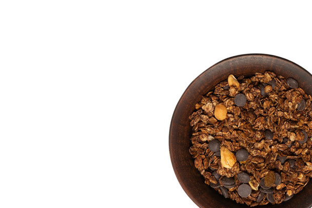 Chocolade granola cornflakes met noten op een schaal achtergrond. Geïsoleerd op witte bacckground.  - Foto, afbeelding
