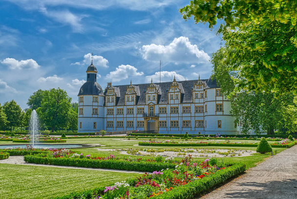 Parque y castillo histórico en Neuhaus - Foto, imagen