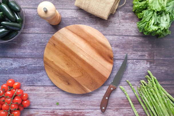 wooden chopping board with fresh vegetable on table top down  - Zdjęcie, obraz