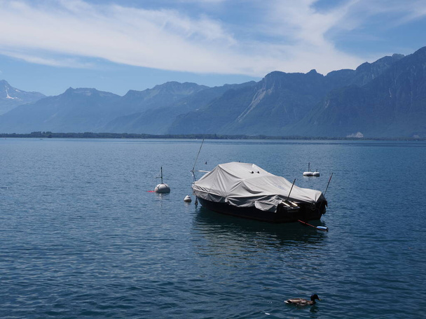 Крытая моторная лодка на Женевском озере в Монтрё, Швейцария - Фото, изображение