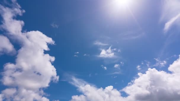 Солнце свет и здание движения clouds.fluffy облака небо время истекает. В течение дня облачно с прояснениями. 4k.concept Природа фон и путешествия. Сайт. Среда - Кадры, видео