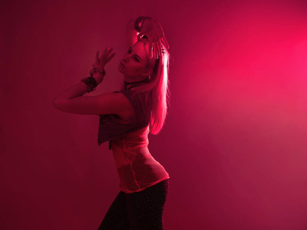 Style disco, jeune femme séduisante dans la danse de tenue de style rétro - Photo, image
