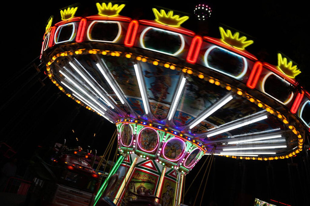 attraction de carrousel allumé lors d'une fête dans une ville en Galice - Photo, image