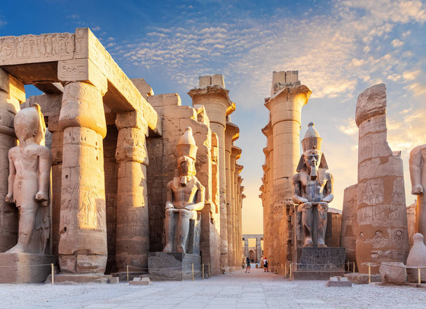 Luxor Tapınağı avlusu ve 2. Ramses heykelleri, Mısır. - Fotoğraf, Görsel
