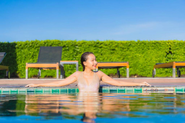Portrait beautiful young asian woman relax smile leisure around outdoor swimming pool in hotel resort - Φωτογραφία, εικόνα