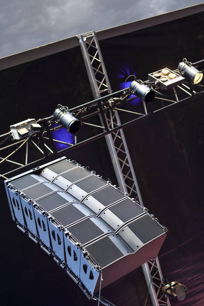 Altavoces y proyectores en el escenario antes del concierto - Foto, Imagen