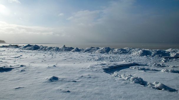 talvimaisema meren rannalla, lumiset jääpalat meren rannalla, dyynit peitetty valkoisella lumikerroksella, talvi - Valokuva, kuva