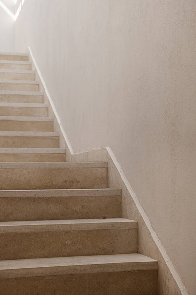 Concept d'architecture esthétique minime. Mur beige et escaliers. Contexte minimal neutre - Photo, image