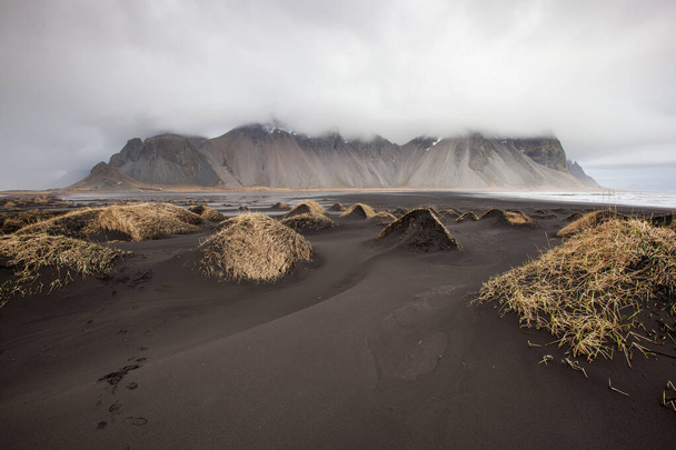 ヴェスターホルン山と黒砂の砂丘,アイスランド. - 写真・画像