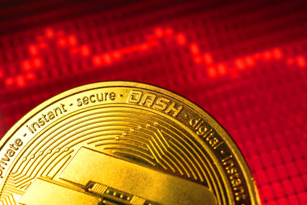 Падение стоимости криптовалютных монет, красная стрелка вниз и графики фондовых графиков на заднем плане, фото концепции криптовалютного кризиса - Фото, изображение