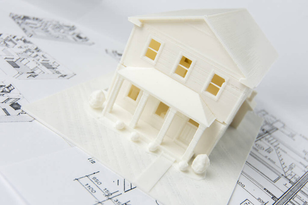 Modelo de la casa de la familia impreso en una impresora 3D con filamento blanco por tecnología FDM para uso arquitectónico. - Foto, Imagen