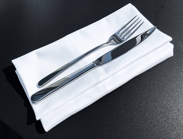 Haarukka ja veitsi valkoinen lautasliina pöydällä ylellisessä ravintolassa ulkona, hieno ruokavalikko häät tai tapahtuma ja ruoka catering palvelukonsepti - Valokuva, kuva