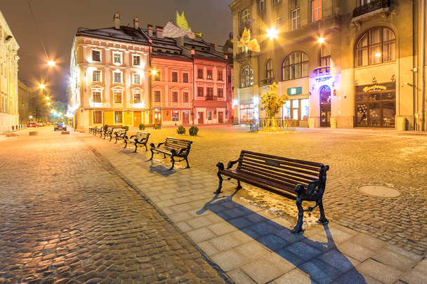 άδειο δρόμο της πόλης φωτίζονται από φανάρια. Lviv. νύχτα. Ουκρανία - Φωτογραφία, εικόνα