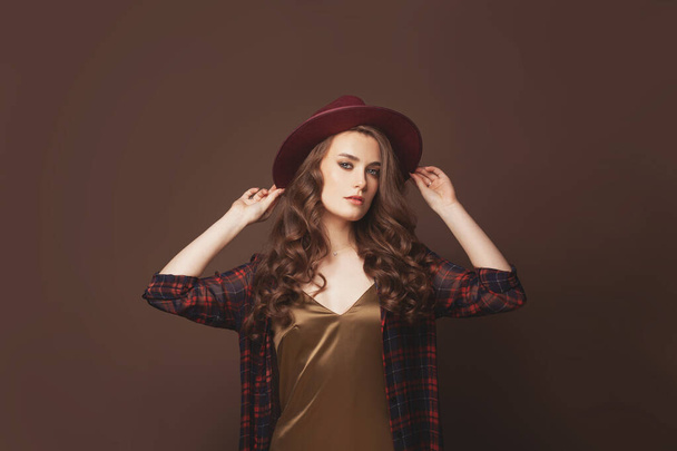 Perfect elegant fashion model woman holding hat on her head with hands - Foto, afbeelding