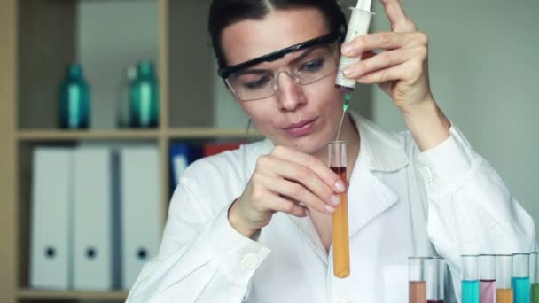 Chemist doing science experiment - Video, Çekim