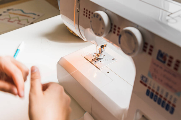 Una mujer manos usando máquina de coser - Foto, imagen
