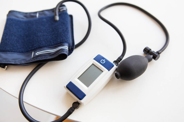 Messung des Blutdrucks. Ein Gerät zur Messung des Blutdrucks an der Hand einer Frau. Gesundheitskonzept - Foto, Bild