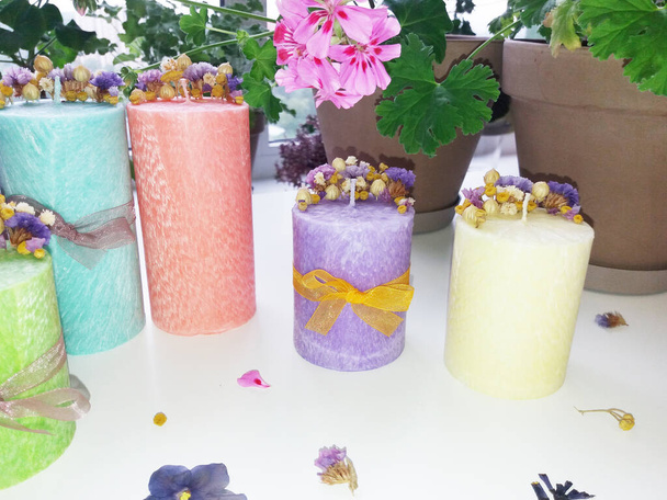 Velas de soja de flor artesanal com ervas e cristais - Foto, Imagem