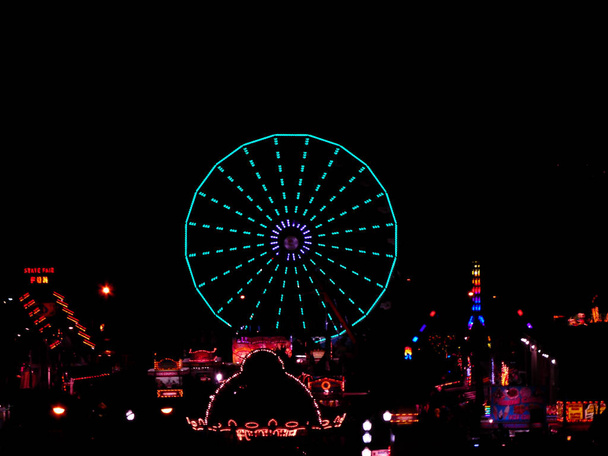 Вид на ярмарку штата Индиана ночью - Фото, изображение
