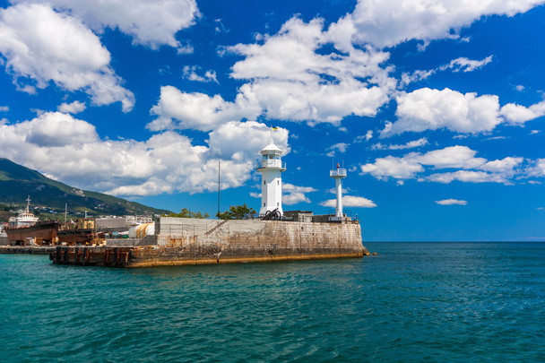Vista do farol de Yalta. Verão dia ensolarado com belas nuvens
 - Foto, Imagem