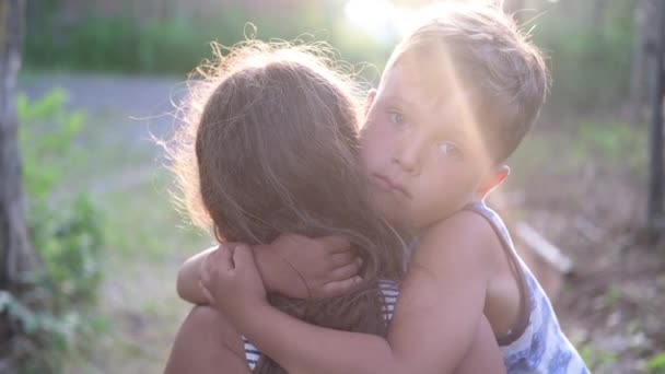 broer en zus knuffelen samen outdoor - Video