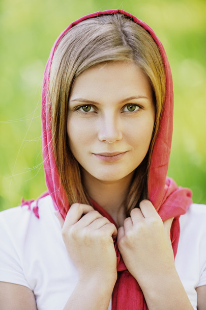 Portret van jonge lachende vrouw bandana dragen - Foto, afbeelding