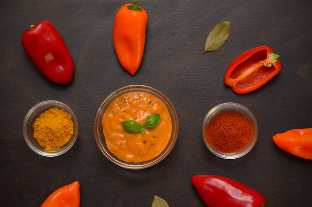 salsa de curry en un tazón y los ingredientes para su preparación, pimentón, especias, cúrcuma - Foto, imagen