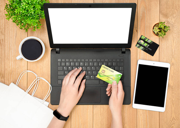 Kadın eller dizüstü bilgisayar ve kredi kartı kullanır. Yukarıdan görünüm - Fotoğraf, Görsel