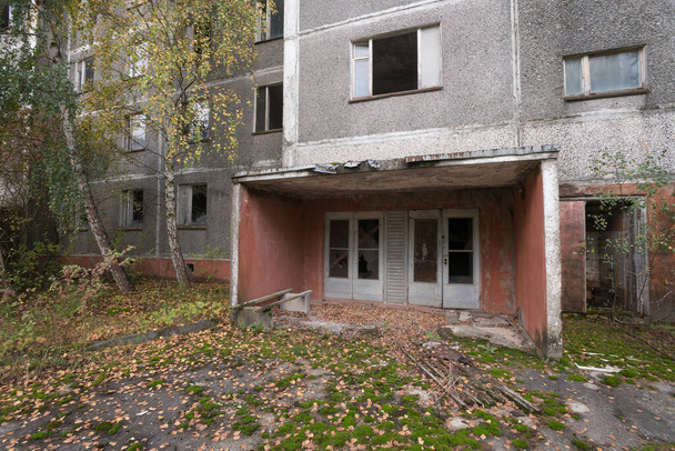 Toegang tot huis in spookstad Pripyat, post-apocalyptische stad, herfstseizoen in Tsjernobyl uitsluitingszone, Oekraïne - Foto, afbeelding