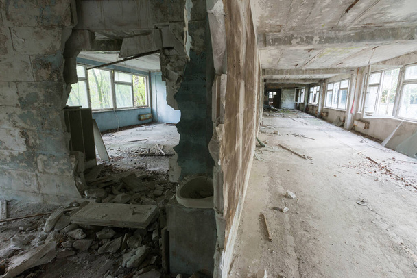 Εγκαταλελειμμένο σχολείο της πόλης φάντασμα Pripyat, μετα-αποκαλυπτικό εσωτερικό, ζώνη του Τσερνομπίλ, Ουκρανία - Φωτογραφία, εικόνα