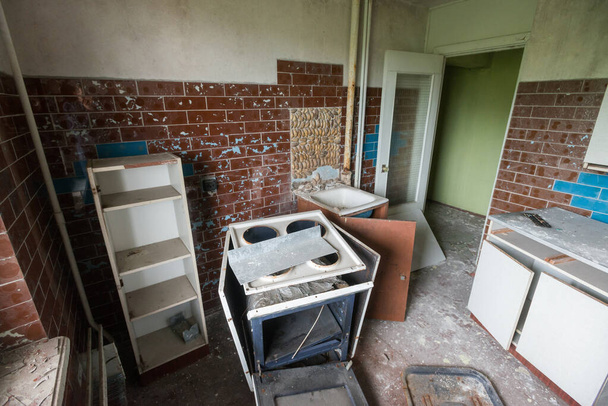 Cucina in casa abbandonata in città fantasma Pripyat, zona di Chernobyl, Ucraina - Foto, immagini