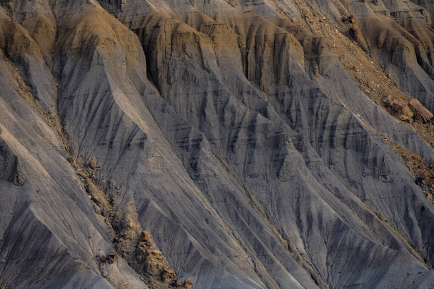 Strati di pietra grigia compongono Mountain Side nel deserto utah - Foto, immagini