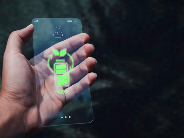 Futurisztikus modern átlátszó üveg telefon technológia koncepció. Megújuló energia vezeték nélküli akkumulátortöltő ikonnal a jövő vékony okostelefonján, fénymásoló felülettel, környezetbarát eszköz koncepcióval. - Fotó, kép